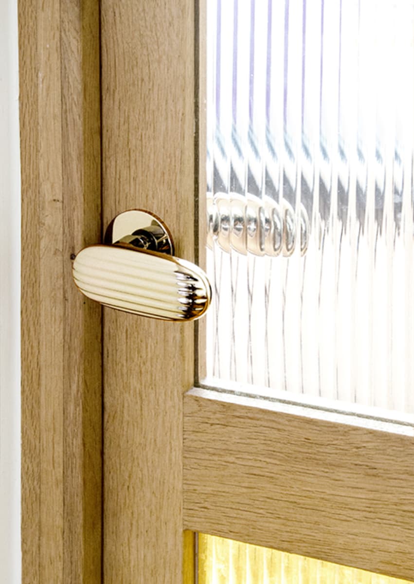 Больше чем фурнитура: 9 необычных дверных ручек