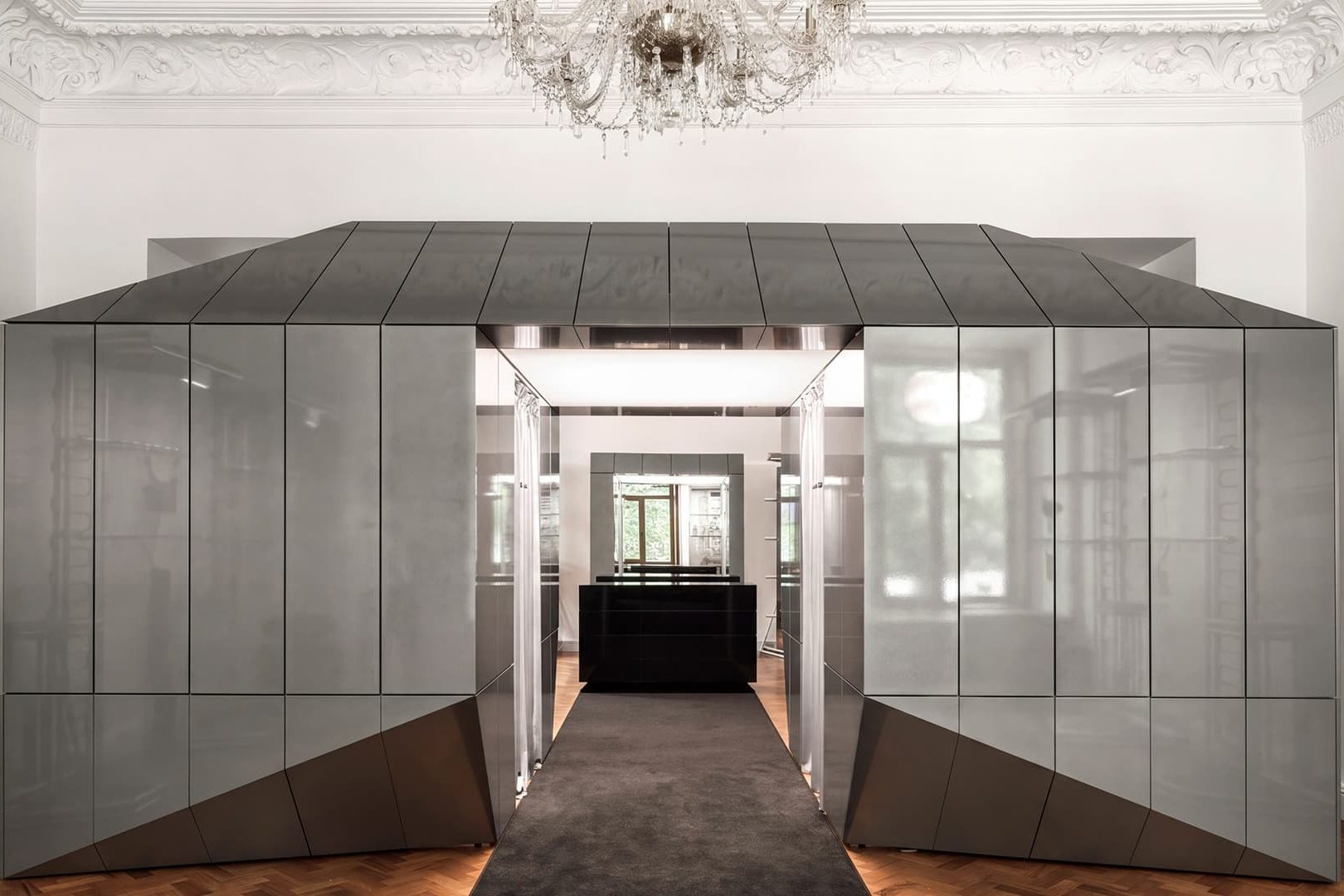 Сталь и кружево в интерьере шоурума в историческом здании —